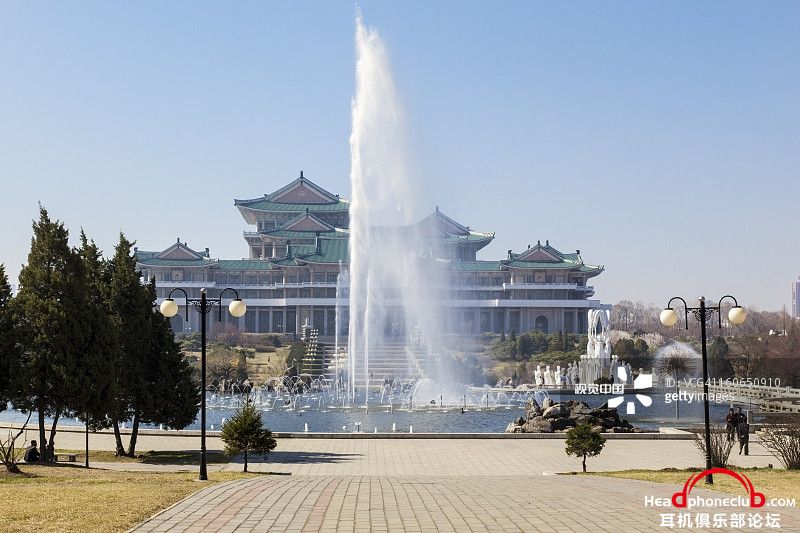 Mansudae Arts Theatre and fountains.jpg
